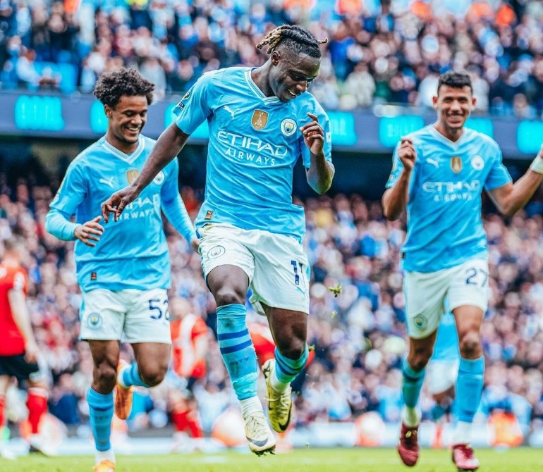 Jeremy Doku jadi bintang Manchester City saat menggilas Luton Town di Emirates Stadium.