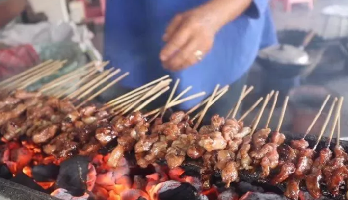 NIKMAT: Salah satu andalan kuliner khas Gresik adalah sate kambing lowayu. (RADAR GRESIK)