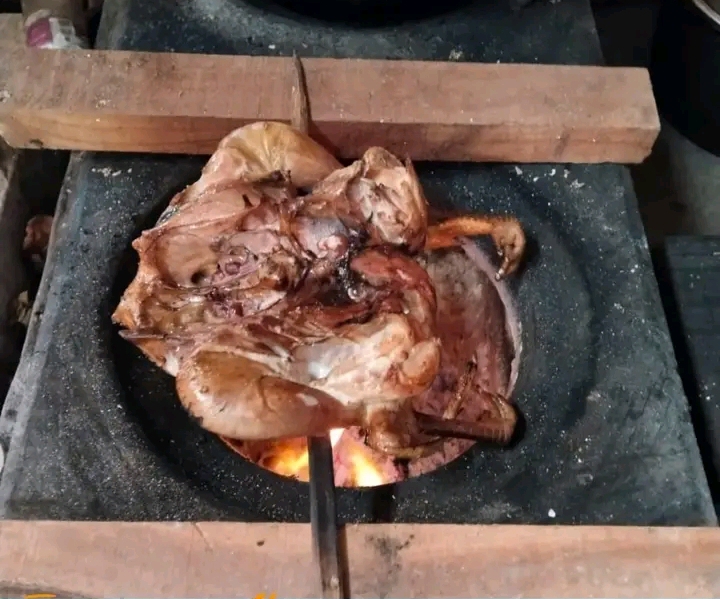 Proses pembuatan ayam lodho khas Tulungagung (IST).
