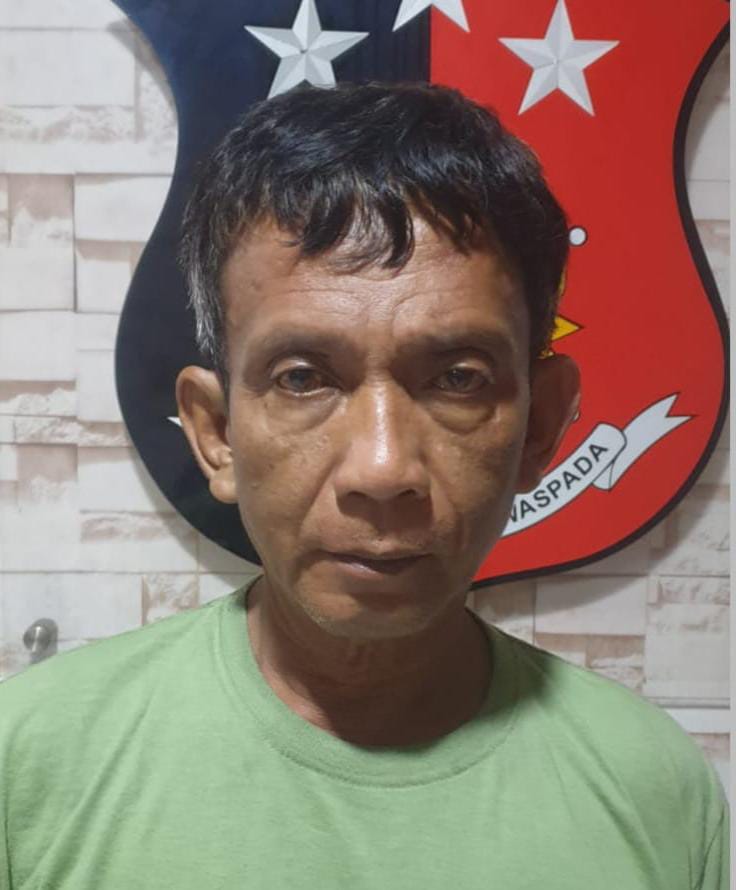 Tersangka H saat diamankan Polsek Krembangan.