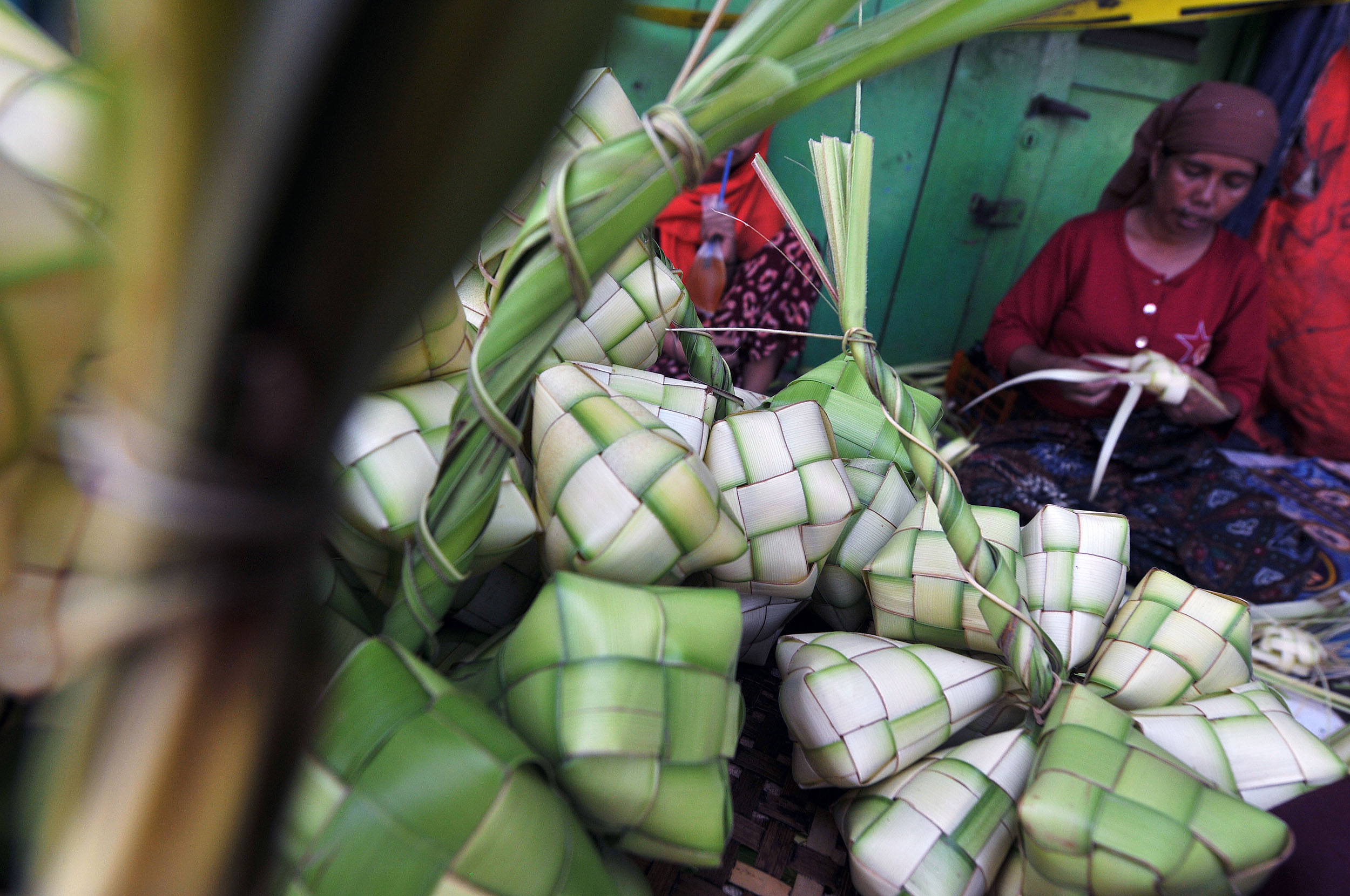 Perajin ketupat musiman asal Bangkalan, Madura berjualan di kawasan Pasar Keputran, Surabaya, Senin (15/4).