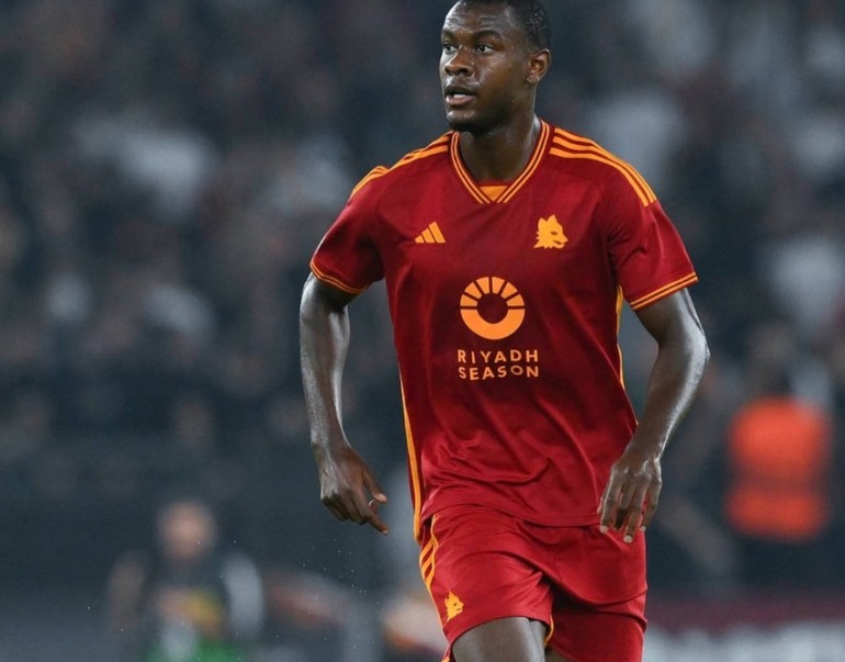Evan Ndicka kolaps di tengah lapangan saat laga Udinese vs Roma berlangsung.