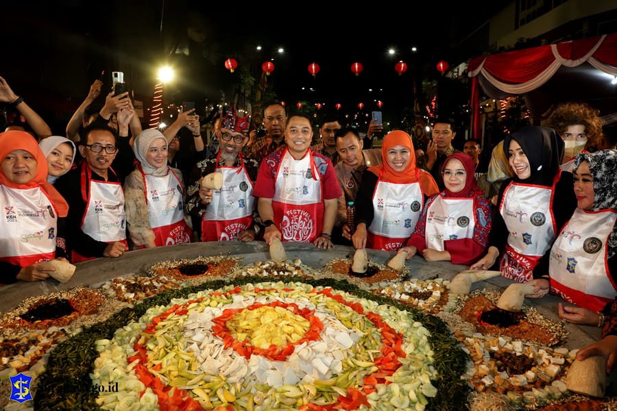AGENDA TAHUNAN: Festival Rujak Uleg pada Hari Jadi Kota Surabaya (HJKS) 2023 berlangsung meriah.