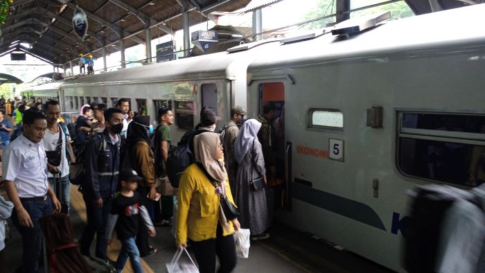 SERBU: Calon penumpang antre masuk ke commuter line. Mereka hendak balik ke berbagai daerah di Jawa Timur. (RAHMAT S/RADAR SURABAYA)