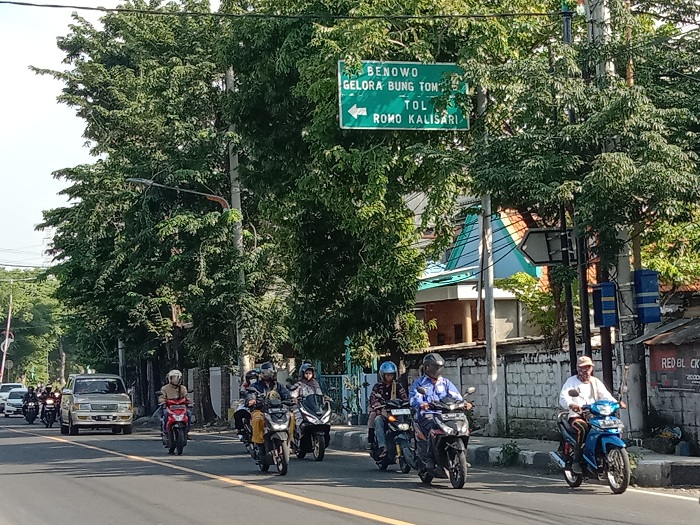 RAMAI LANCAR: Kendaraan yang melintas di kawasan Romokalisari sampai dengan Tambak Osowilangon ramai lancar pasca libur lebaran Idul Fitri selama sepekan lebih. (RAHMAT S/RADAR SURABAYA)