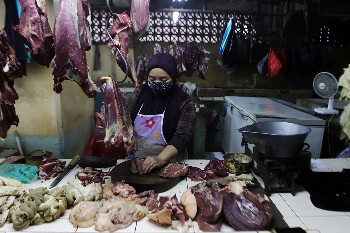 POTONG: Harga daging sapi di Surabaya mengalami kenaikan menjelang lebaran lalu, dan diprediksi akan kembali turun setelah musim libur selesai. (ANDY S/RADAR SURABAYA)