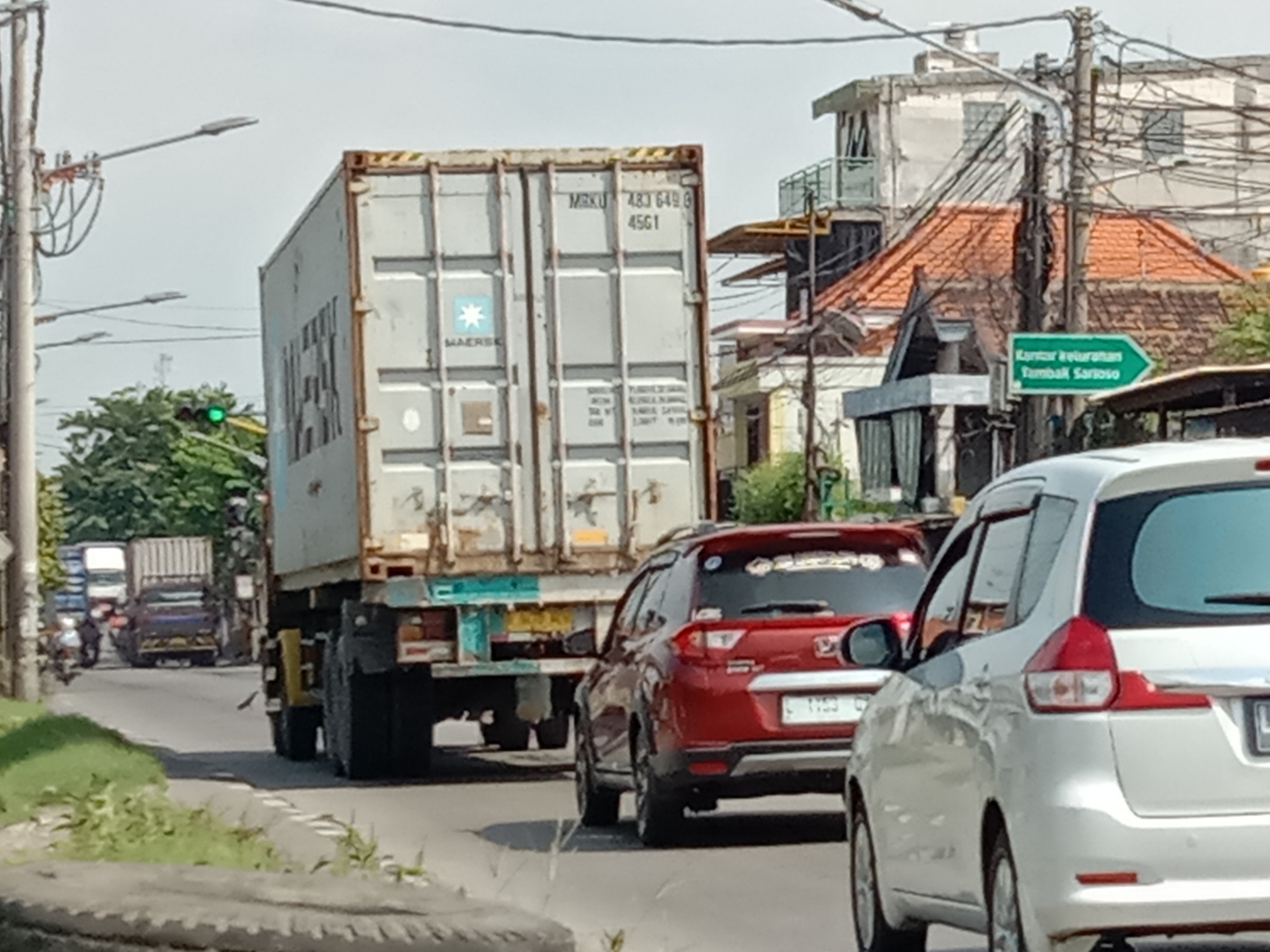 MULAI RAMAI: Selepas libur Lebaran kendaraan yang melintas di kawasan Tambak Osowilangon Surabaya terpantau kembali memenuhi jalanan. (Rahmat Sudrajat/Radar Surabaya).