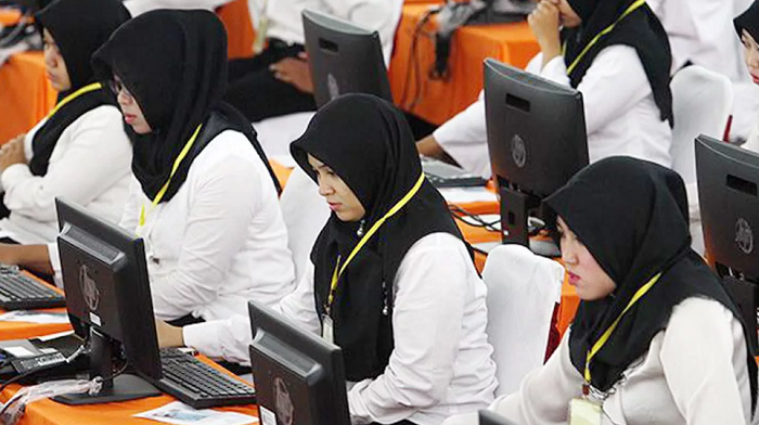 SERIUS: Sejumlah peserta mengikuti Tes Calon Pegawai Negeri Sipil (CPNS). (ISTIMEWA)