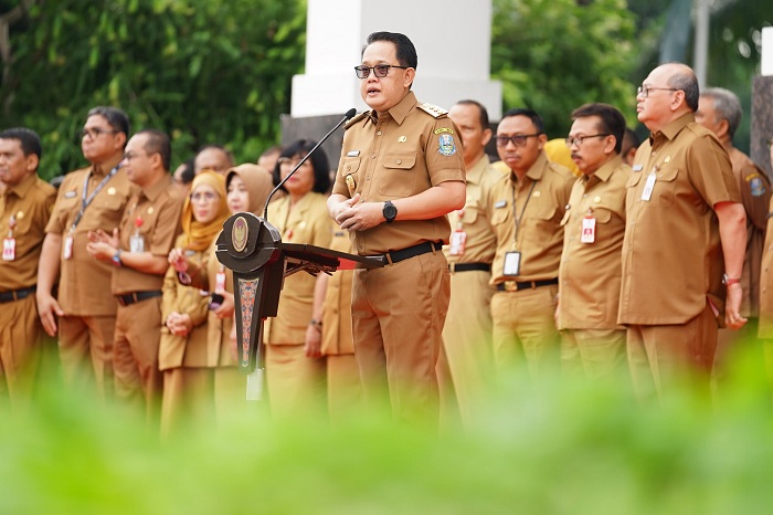 SEMANGAT: Pj Gubernur Jatim Adhy Karyono meminta ASN di lingkungan Pemprov Jatim kembali giat bekerja setelah libur panjang lebaran dan cuti bersama. (MUS PURMADANI/RADAR SURABAYA)