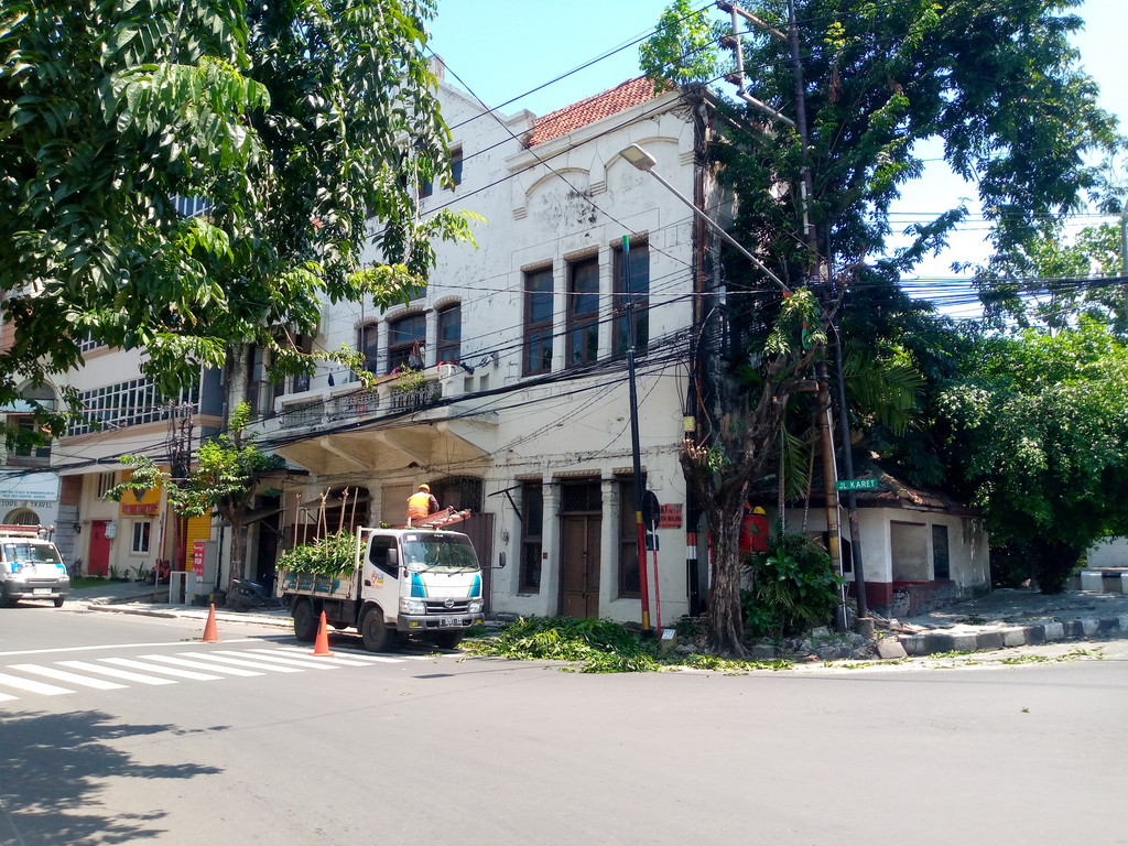 Perantingan pohon di Jalan Karet Surabaya untuk mengantisipasi cuaca ekstrem (Lambertus/Radar Surabaya).