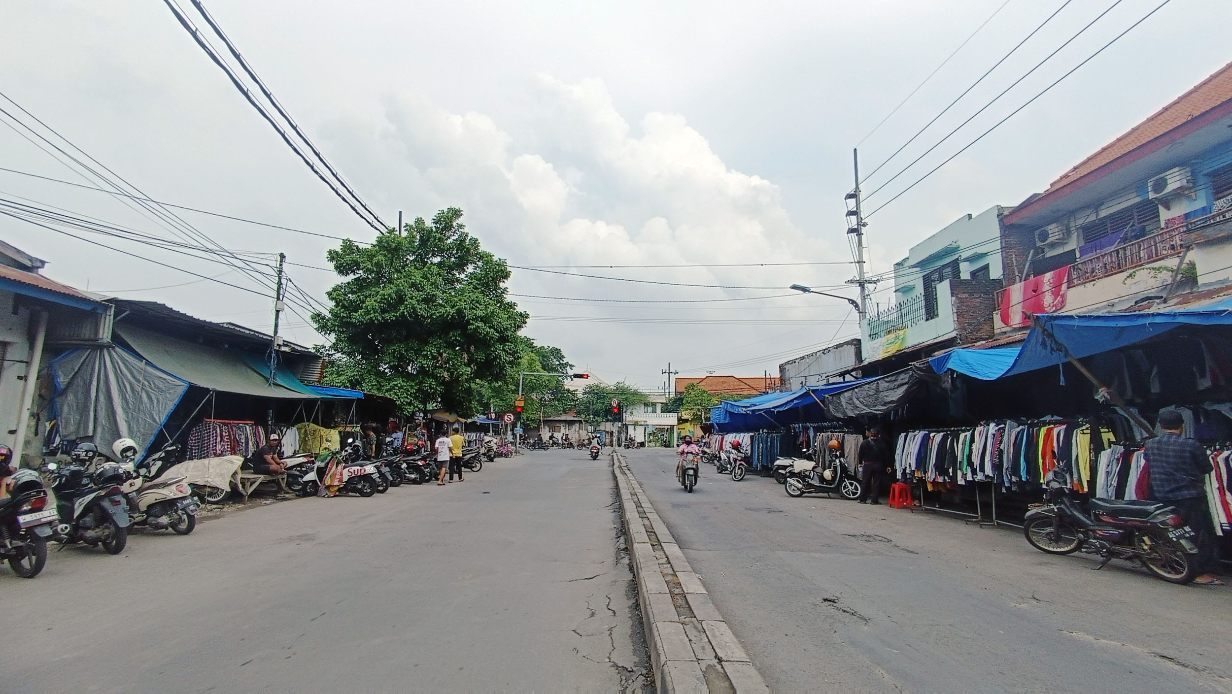 Pasar loak Gembong menjadi salah satu pasar ikonik di Kecamatan Simokerto.