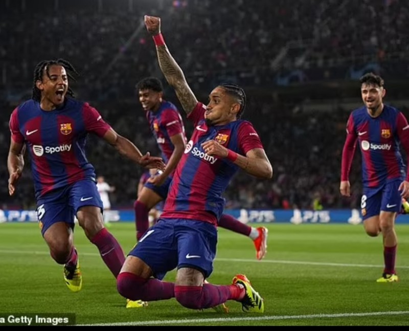 Gol Raphinha belum cukup membawa Barcelona lolos.
