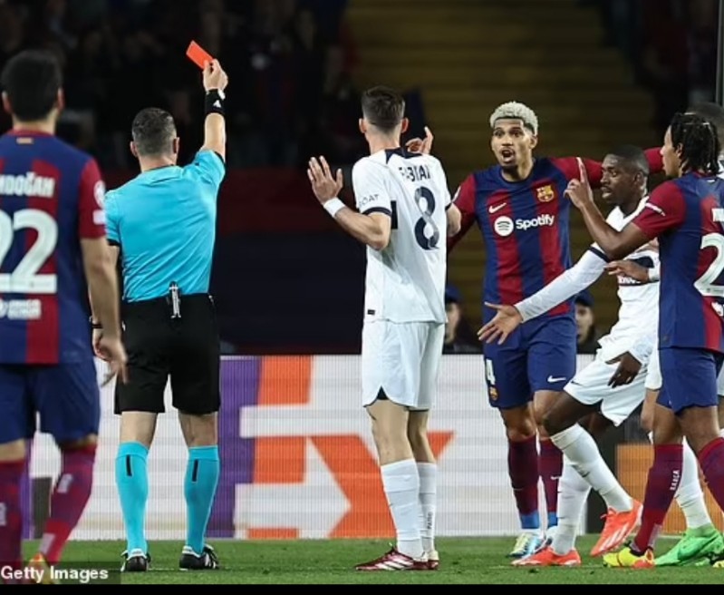 Petaka bagi Barcelona ketika Ronald Araujo diganjar kartu merah.