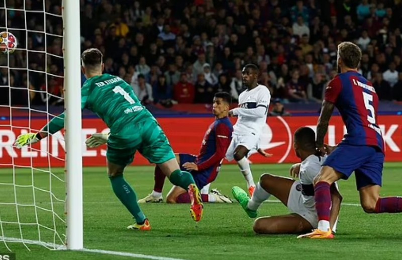 Mantan penyerang Barcelona Ousmane Dembele cetak gol ke gawang Marc Andre Ter Stegwn.