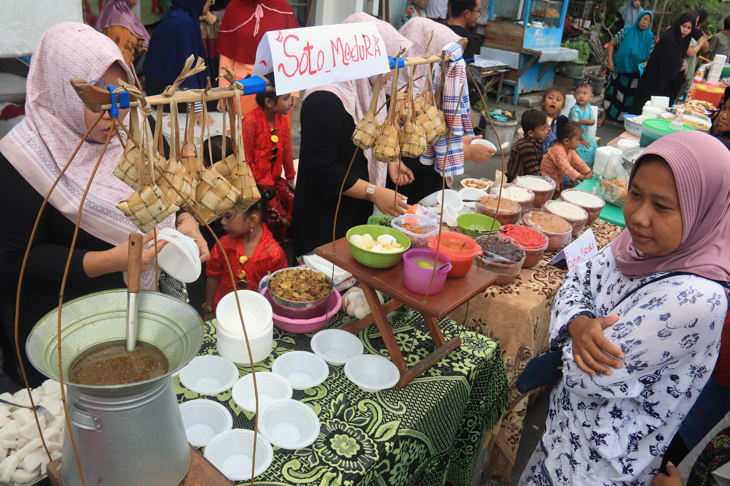 JAGA TRADISI: Ratusan warga di kawasan Sukolilo Baru berebut aneka makanan sedekah warga sekitar sepanjang 300 meter dalam perayaan lebaran ketupat, Rabu (17/4).