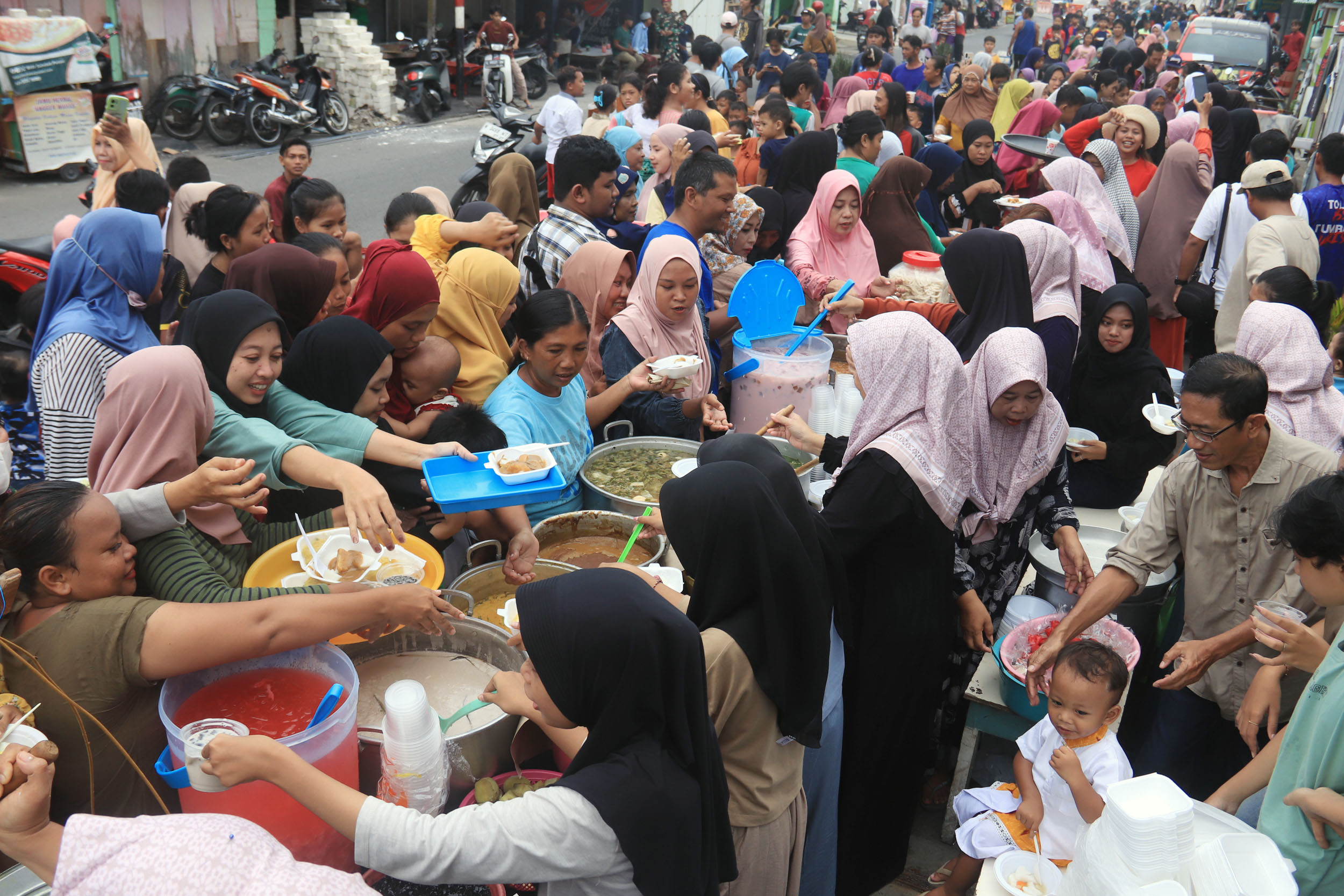 MERIAH: Tak hanya ketupat, beragam makanan dan minuman juga disajikan dan dibagikan secara gratis di jalanan sepanjang 300 meter.