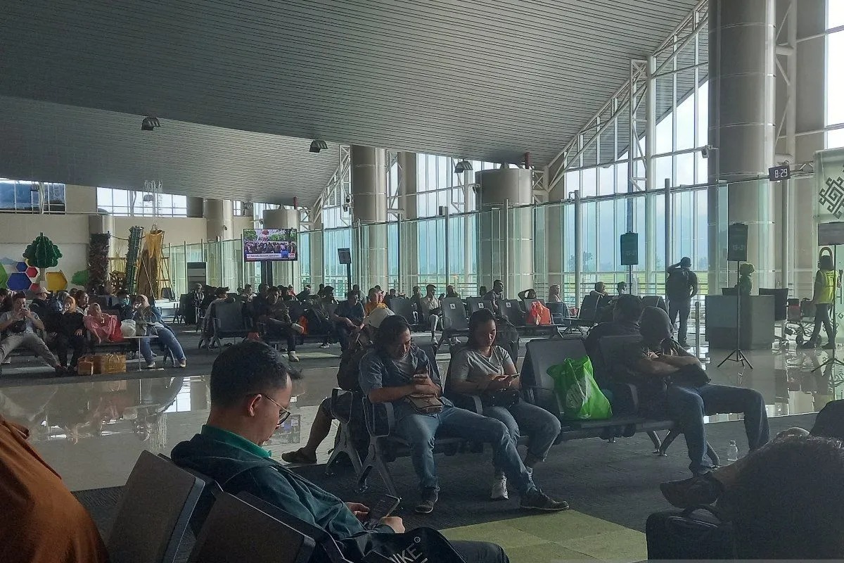 MENUNGGU: Suasana di Bandara Sam Ratulangi, para penumpang telah berada di ruang tunggu untuk menunggu keberangkatan di Manado, Kamis (18/4/2024).