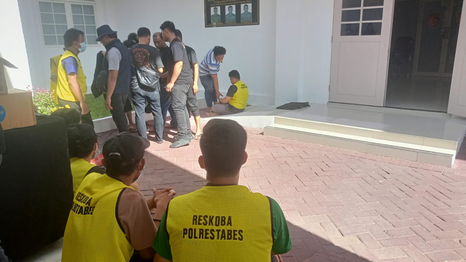 DIAMANKAN: Belasan orang yang diamankan polisi di Jalan Kunti, Surabaya, Kamis (18/4).