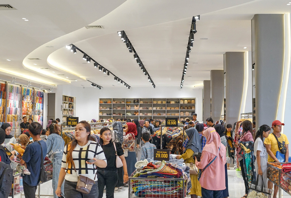 Keramaian di toko Batik Benang Raja.