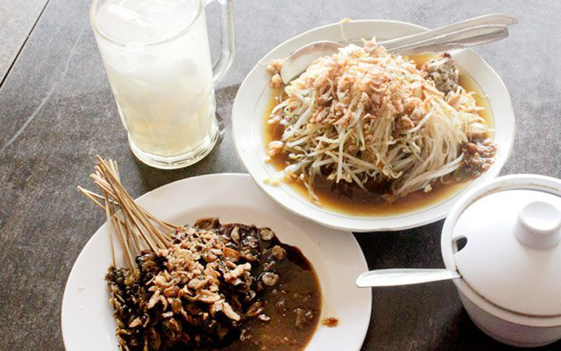 Lontong balap Pak Gendut dengan kelengkapan sate kerang dan es degan yang ada di Jalan Embong Malang Surabaya yang legendaris.