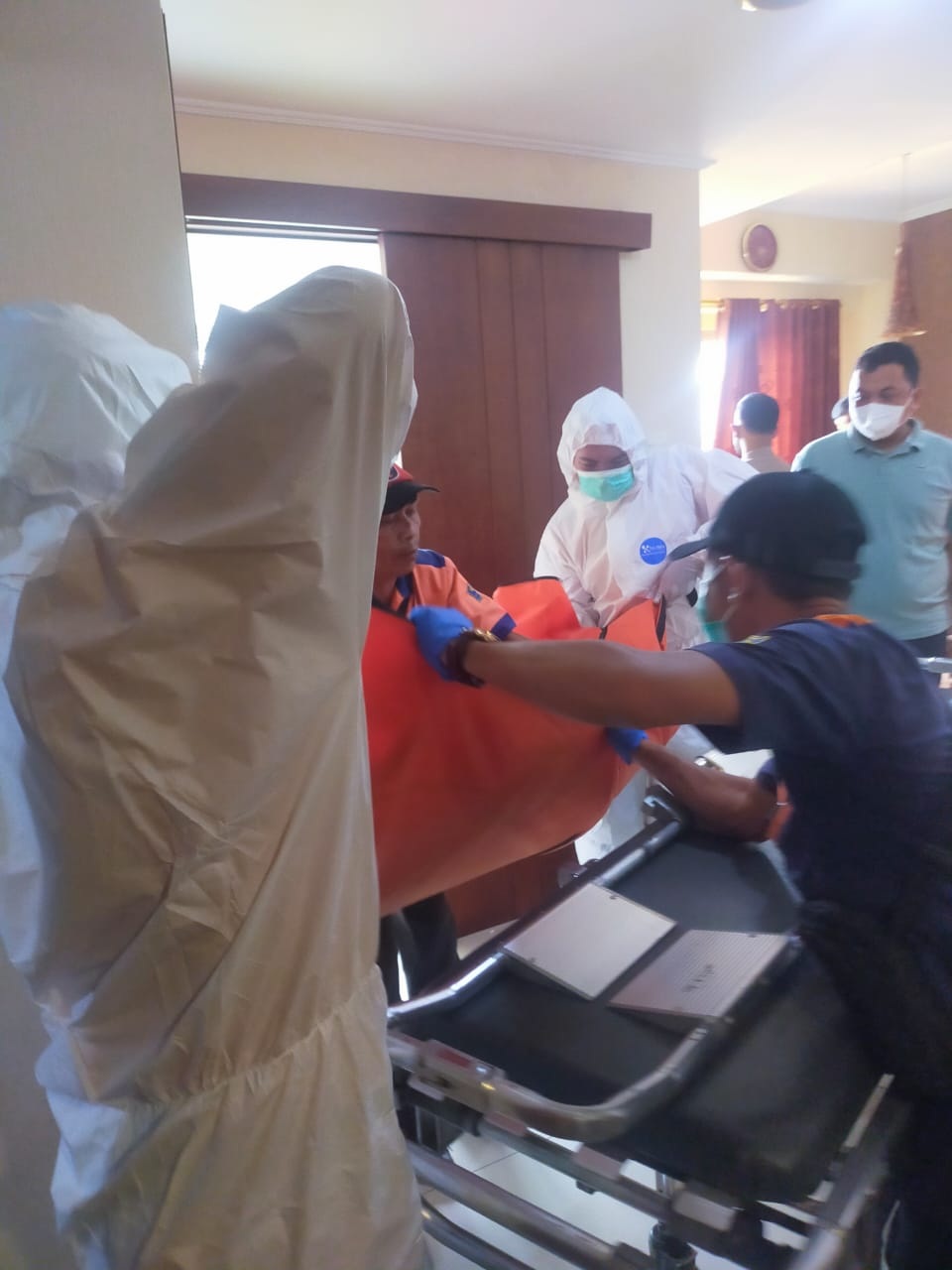Petugas mengangkat jenazah Bonifacio Cagantas Sagocsoc untuk dibawa ke RSUD dr Soetomo (IST).