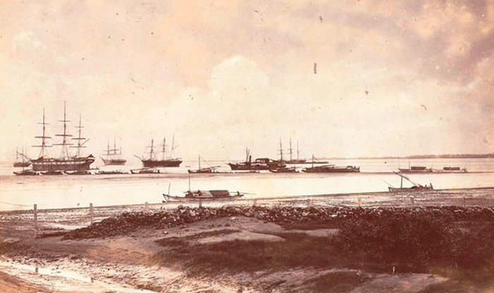 CIKAL BAKAL: Kapal dagang bersandar di pelabuhan di Muara Sungai Kalimas (sekarang Pelabuhan Tanjung Perak) sekitar tahun 1900-an.