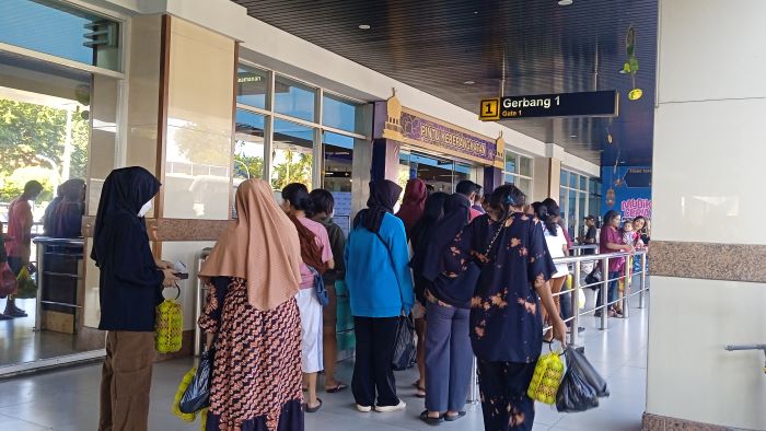 PADAT: Penumpang yang akan balik ke daerah asal usai mudik di Jawa Timur memadati Pelabuhan Tanjung Perak, Rabu (17/4). (RAHMAT S/RADAR SURABAYA)