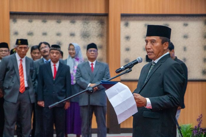 PIDATO: Rektor Unesa Prof. Dr. Nurhasan, M.Kes., meminta jajarannya memperkuat kolaborasi untuk memperkokoh fondasi bagi Unesa PTN-BH. (RAHMAT S/RADAR SURABAYA)