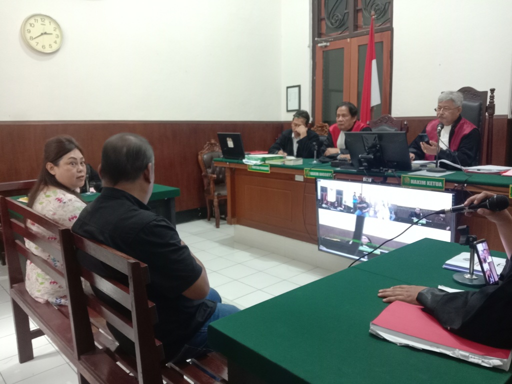 Amalia dan Kusnadi memberi keterangan di PN Surabaya (FAJAR/RADAR SURABAYA).