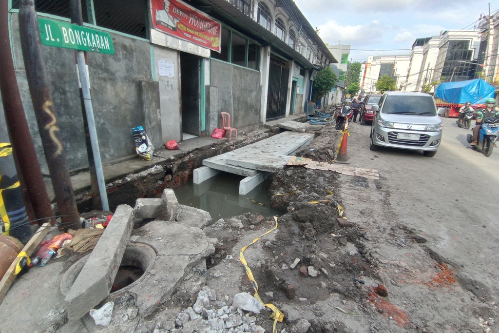SOLUSI BANJIR: Proyek pengerjaan saluran box culvert di kawasan Jalan Bongkaran, Surabaya (SURYANTO/RADAR SURABAYA).