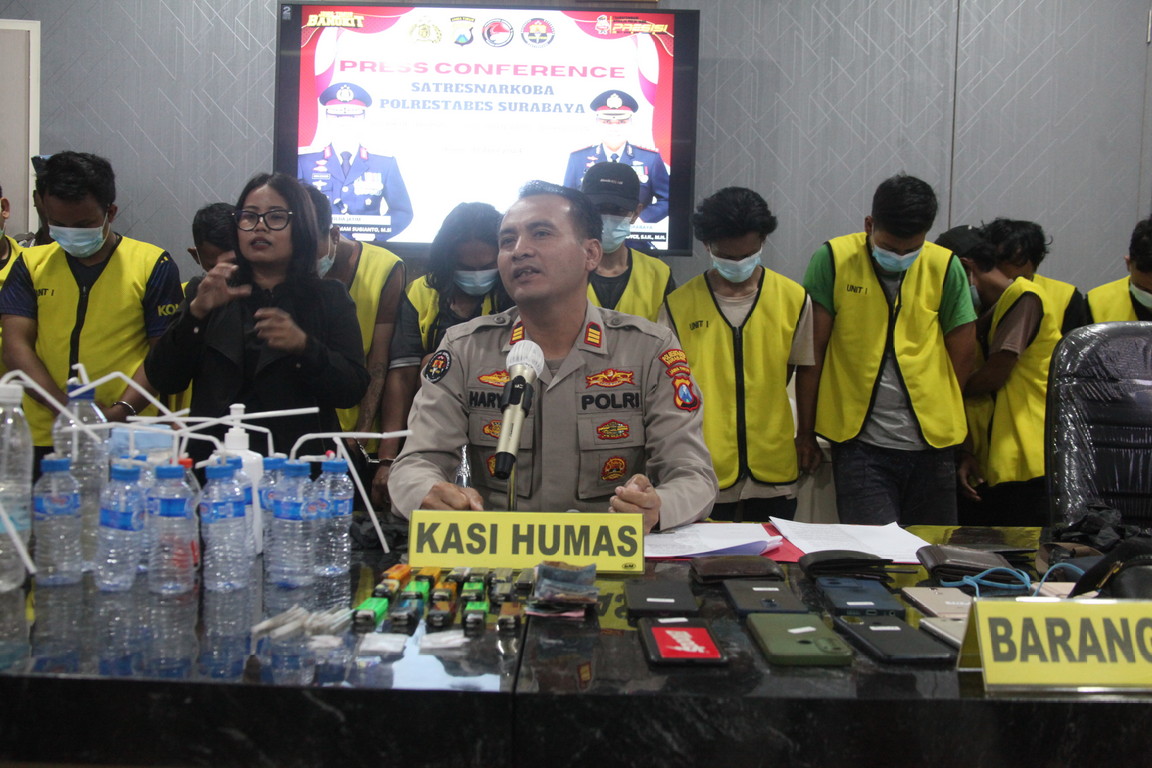 Sejumlah tersangka kasus narkoba di Jalan Kunti Surabaya diamankan polisi (Suryanto/Radar Surabaya).