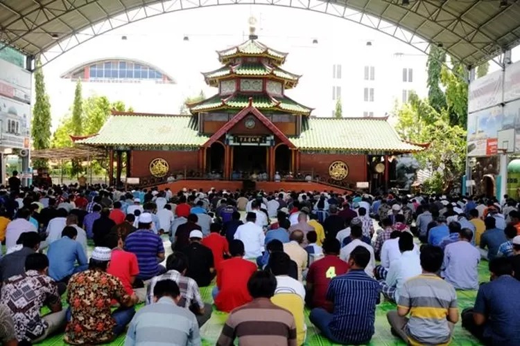 Kegiatan salat Jumat di Masjid Cheng Hoo Surabaya.