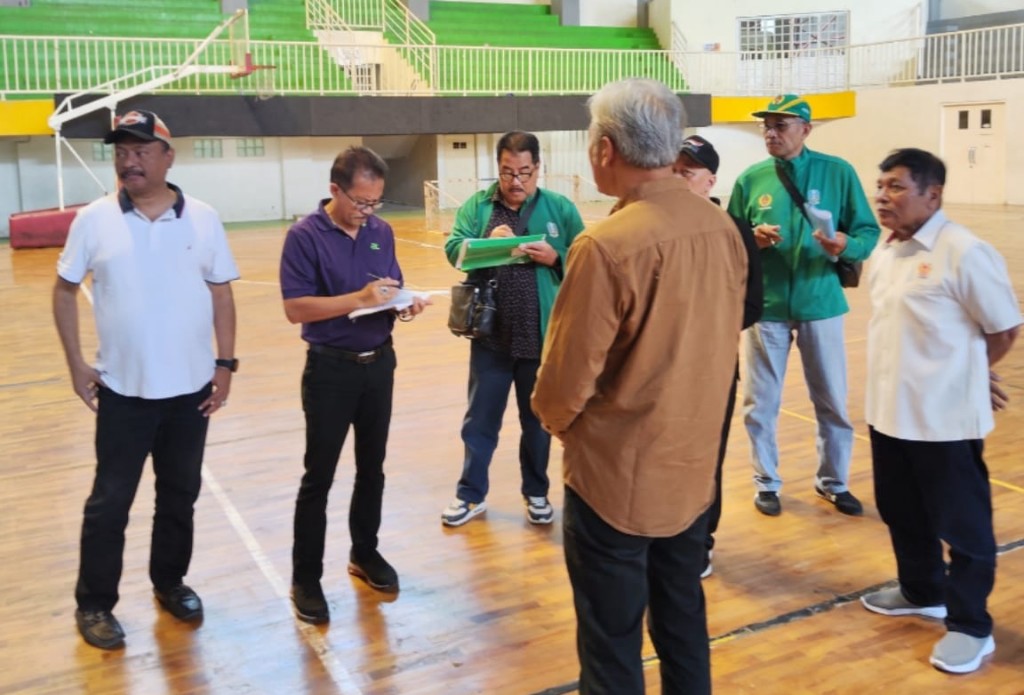 Tim KONI Jatim saat meninjau GOR Ganesha untuk melakukan peninjauan kesiapan menjadi venues Porprov IX/2025 Jatim.