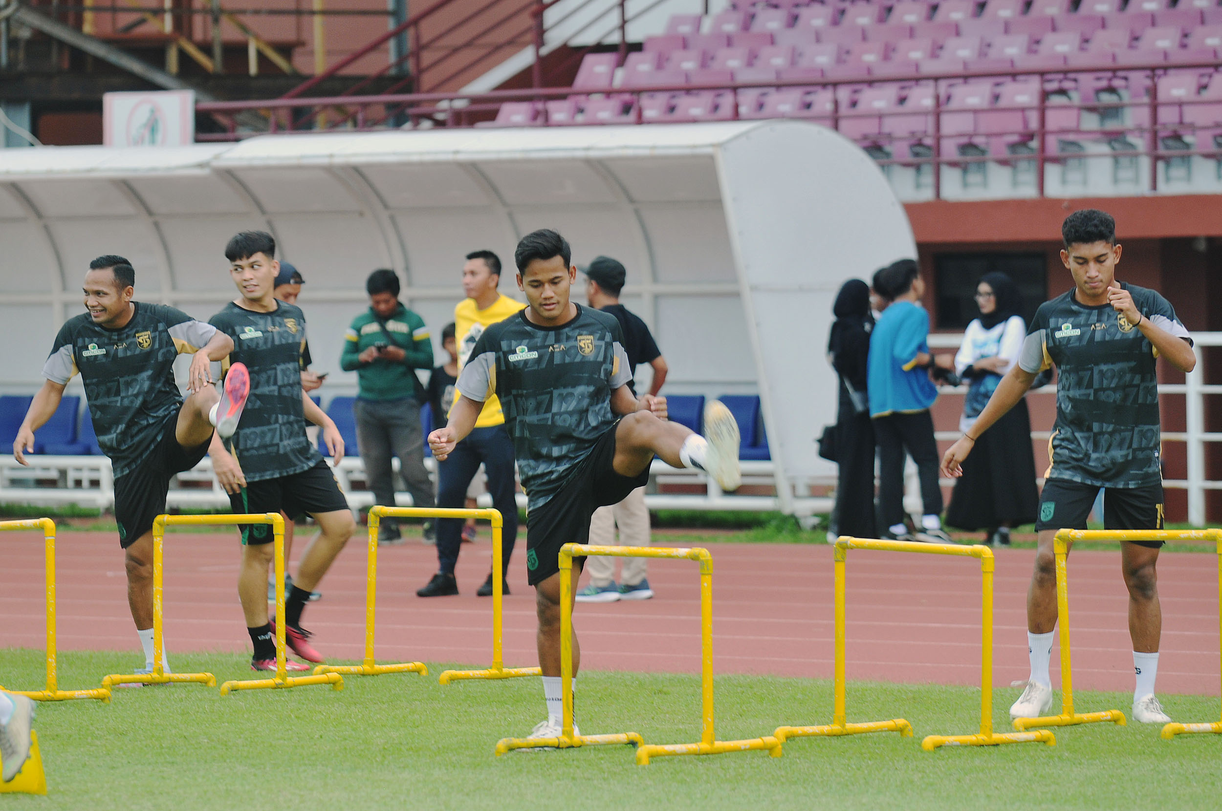 Pemain Persebaya Surabaya berlatih jelang laga krusial melawan Persib Bandung (ANDY SATRIA/RADAR SURABAYA).