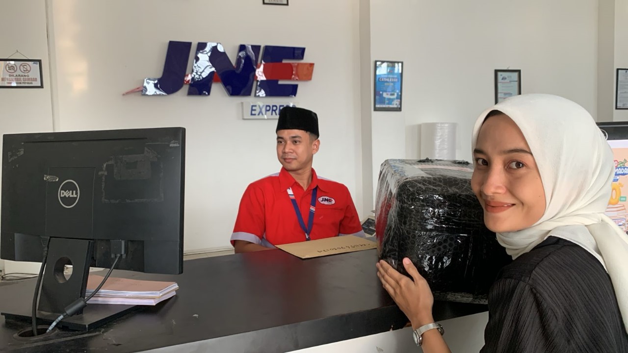 Salah satu pelanggan JNE Jember memanfaatkan diskon ongkir 50% di akhir pekan.