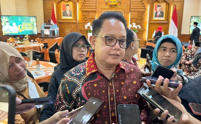 DOOR STOP: Pj Gubernur Jatim Adhy Karyono diwawancarai wartawan mengenai status Bupati Sidoarjo Ahmad Muhdlor Ali. (MUS PURMADANI/RADAR SURABAYA)
