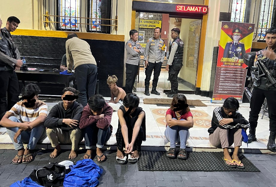 TERTUNDUK: Tim Respatti amankan tujuh remaja diduga hendak tawuran. Polisi membawa mereka ke Polsek Simokerto.