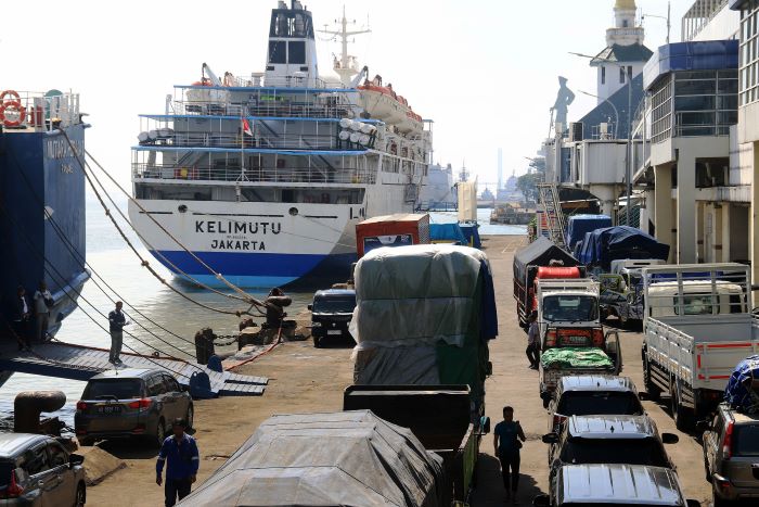 ANTRE: Sejumlah kendaraan antre untuk masuk ke kapal yang sandar di Dermaga Jamrud Utara, Pelabuhan Tanjung Perak, Surabaya, Jumat (19/4). (ANDY S/RADAR SURABAYA)