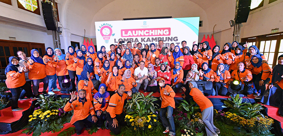 KOMPAK: Kader Surabaya Hebat bersama Wali Kota Surabaya dan Ketua TP PKK Kota Surabaya saat launching Lomba KSH 2023. (IST/SURABAYA.GO.ID)