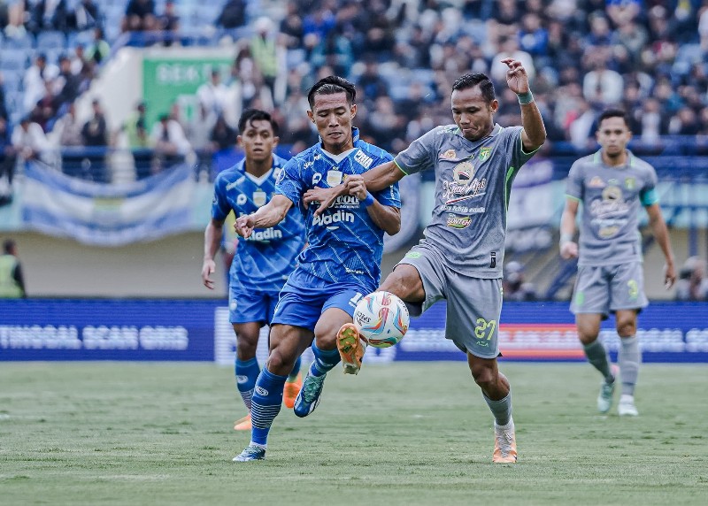 TAK IMBANG: Para pemain Persebaya Surabaya menghalau pemain Persib di laga yang berakhir kekalahan telak Persebaya 3-1 di Stadion Jalak Harupat Soreang Kabupaten Bandung, Sabtu (20/4)