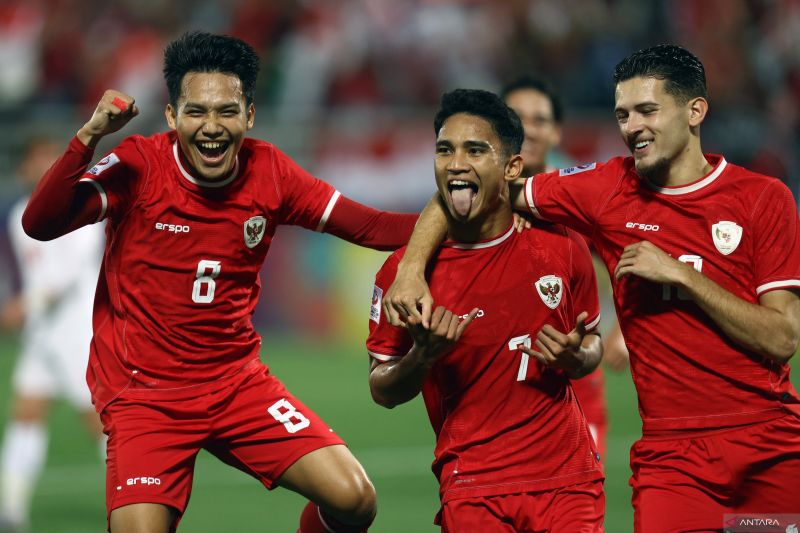 Marselino Ferdinan (tengah) melakukan selebrasi bersama rekan timnya usai mencetak gol pertama Timnas U-23 melawan Jordania dalam pertandingan Grup A Piala Asia AFC U23.