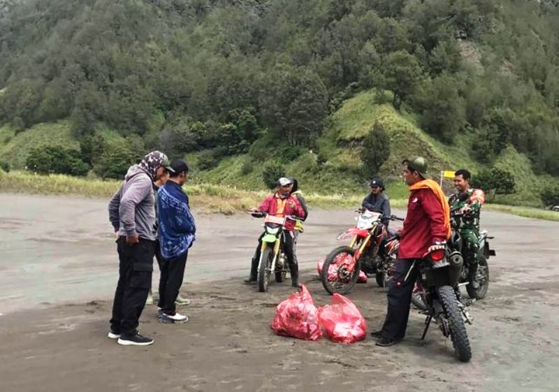 Sejumlah personel gabungan pada saat melakukan aksi pembersihan sampah di kawasan Gunung Bromo, Jawa Timur, Kamis (4/4/2024).