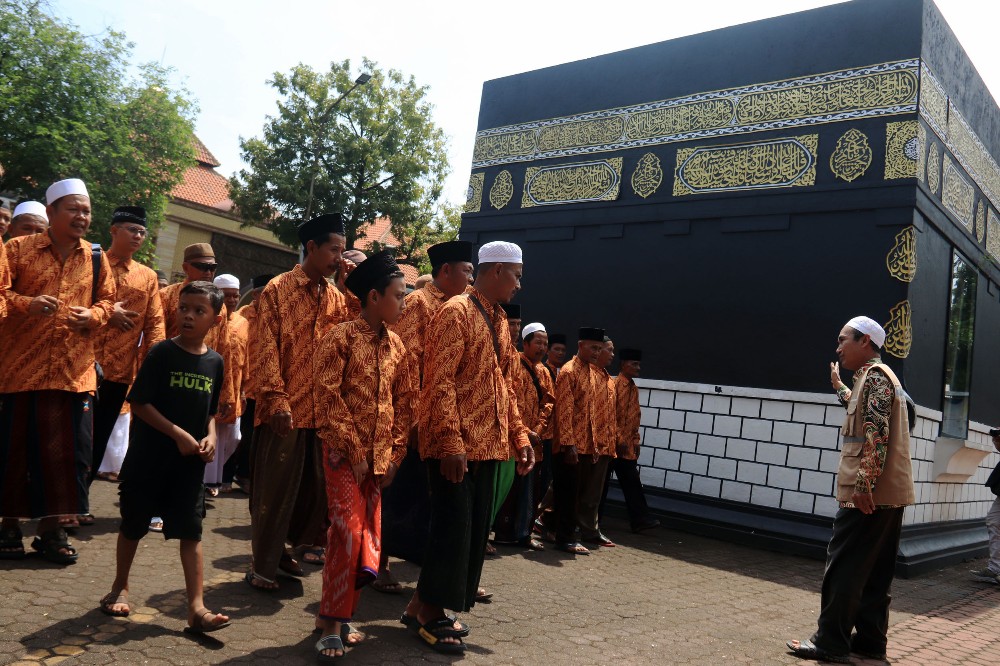 PERSIAPAN: CJH dari Kabupaten Jember melakukan manasik di Asrama Haji Sukolilo Surabaya, Selasa (23/4).