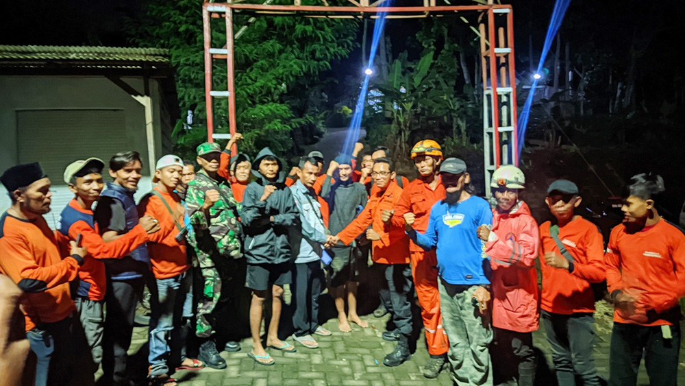 DIEVAKUASI: Kedua survivor diserahkan ke keluarga setelah dievakuasi tim SAR gabungan Senin (22/4) dini hari.