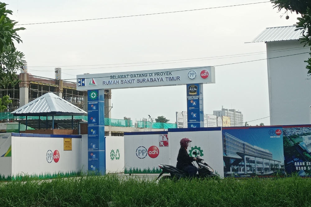 SEGERA RAMPUNG: Pengendara melintas di depan proyek RSUD Surabaya Timur.