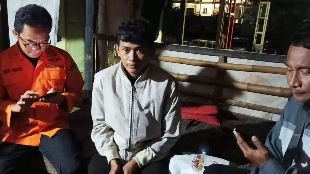 TERSELAMATKAN: Dua pendaki asal Kota Surabaya berhasil dievakuasi tim SAR gabungan di pos pendakian Gunung Penanggungan Kunjorowesi, Ngoro, Senin (22/4) dini hari.