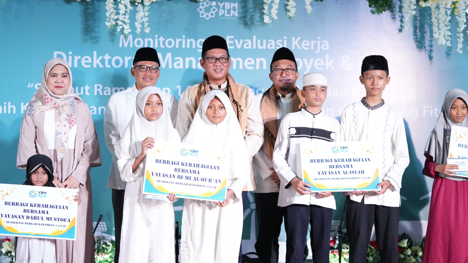 SANTUNAN: Jajaran manajemen PLN UIP JBTB memberikan santunan kepada 100 anak yatim di empat yayasan yang ada di wilayah Surabaya.