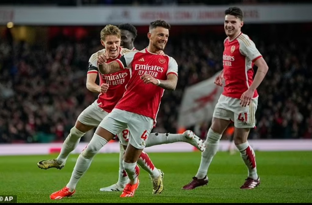Brace Ben White mewarnai kemenangan Arsenal.