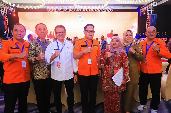 KOORDINASI: Pj Gubernur Jatim Adhy Karyono (tengah) saat menghadiri Rakornas PB 2024 di bandung, Rabu (24/4). (IST)