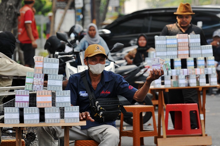 PINGGIR JALAN: Jasa penukaran uang baru di Jatim, termasuk Kota Surabaya, selalu muncul seiring dengan persiapan masyarakat menyambut Lebaran. (ANDY S/RADAR SURABAYA)
